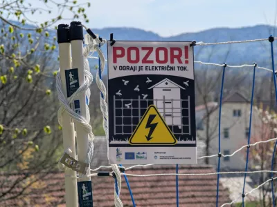 Brdo pri Lukovici, Cebelarska zveza Slovenije.Novinarska konferenca o cebelarjenju na obmocju medveda.V okviru dogodka so cebelarjem razdelili komplet z zascitno ograjo za cebelnjake.