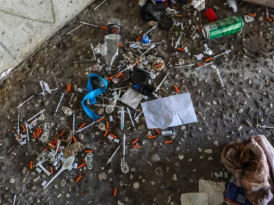 - Igle odvisnikov, odvisnost od heroina, heroin, narkomani, narkomanija, nevarni odpadki, odvisnost od mamil, Dru&scaron;tvo Stigma.- 08.04.2026. - Odvrženi ostanki narkomanov pod Mesarskim mostom na Petkov&scaron;kovem nabrežju v Ljubljani.//FOTO: Bojan Velikonja