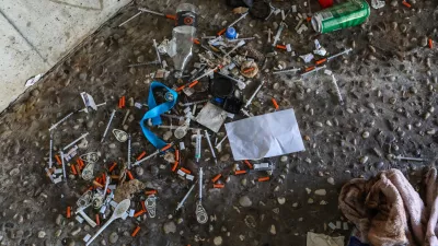 - Igle odvisnikov, odvisnost od heroina, heroin, narkomani, narkomanija, nevarni odpadki, odvisnost od mamil, Dru&scaron;tvo Stigma.- 08.04.2026. - Odvrženi ostanki narkomanov pod Mesarskim mostom na Petkov&scaron;kovem nabrežju v Ljubljani.//FOTO: Bojan Velikonja