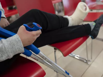 - simbolična fotografija - zdravstvo - po&scaron;kodba - zlom - mavec - gibs - berglePacienti- 15.2.2024 - UKC Ljubljana - Urgenca// FOTO: Nik Erik Neubauer