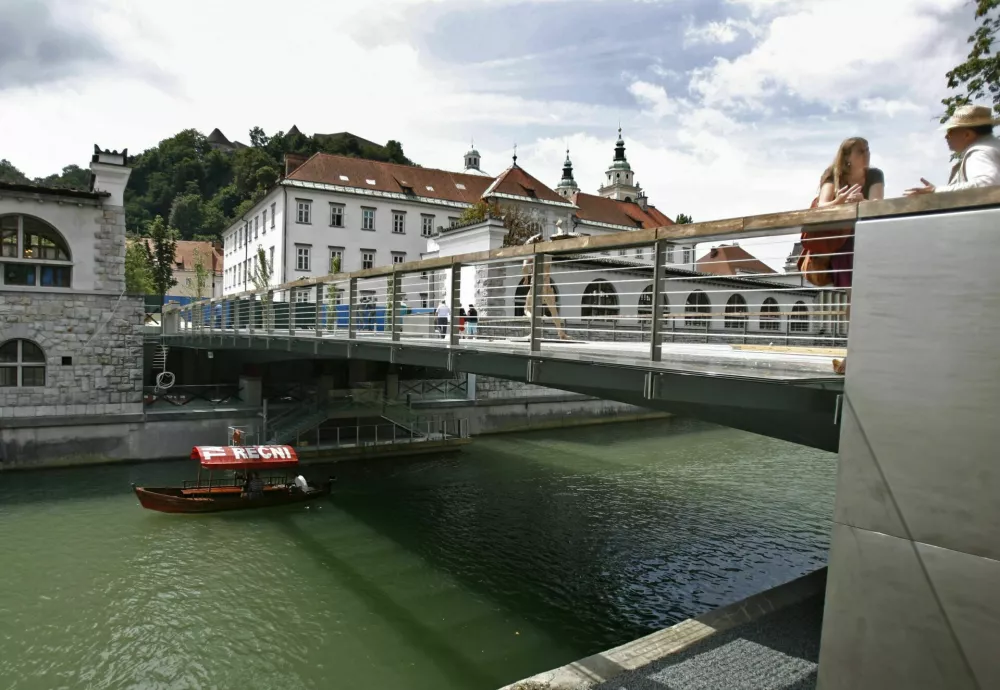 - Mesarski most - nova povezava med Petkov&scaron;kovim nabrežjem in tržnico namenjen kolesarjem in pe&scaron;cem//FOTO: Matej Pov&scaron;e