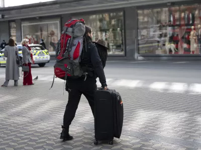 simbolična fotografijaairbnbkovčkibackpackerturizemturistipotovanje04.03.2025 turisti v LjubljaniFOTO: Nik Erik Neubauer / Foto: Nik Erik Neubauer