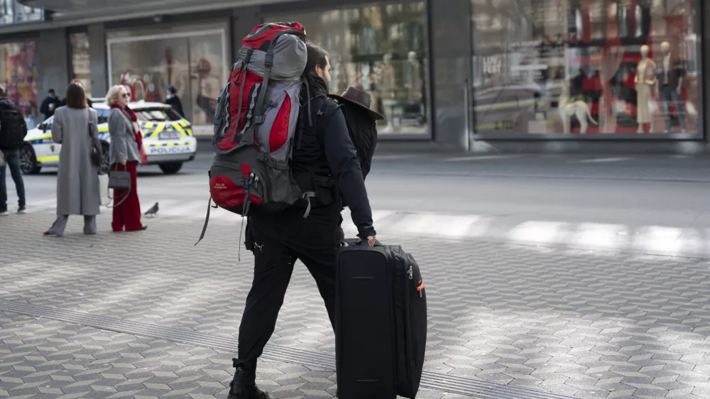 simbolična fotografijaairbnbkovčkibackpackerturizemturistipotovanje04.03.2025 turisti v LjubljaniFOTO: Nik Erik Neubauer / Foto: Nik Erik Neubauer