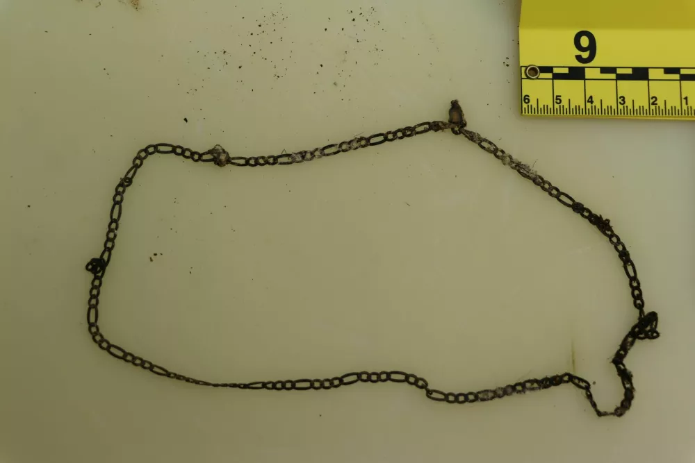 Blizu Hoč so na&scaron;li posmrtne ostanke starej&scaron;ega mo&scaron;kega. Identitete &scaron;e niso odkrili, policija je zato objavila njegova oblačila in predmete.