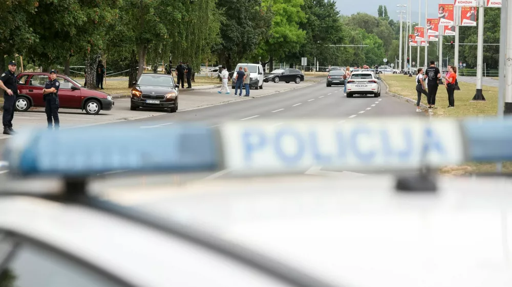Mo&scaron;ki je sredi belega dne v Zagrebu streljal na domnevnega ljubimca svoje žene. 