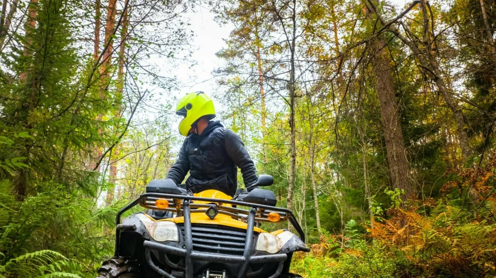 Gozd ni dirkali&scaron;če: Oglasi, ki po&scaron;iljajo napačno sporočilo o vožnji v naravi