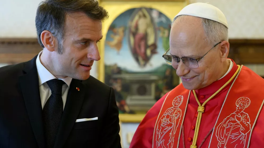 French President Emmanuel Macron meets Pope Leo XIV at the Vatican, April 10, 2026. Vatican Media/&shy;Simone Risoluti/Handout via REUTERS  ATTENTION EDITORS - THIS IMAGE WAS PROVIDED BY A THIRD PARTY.