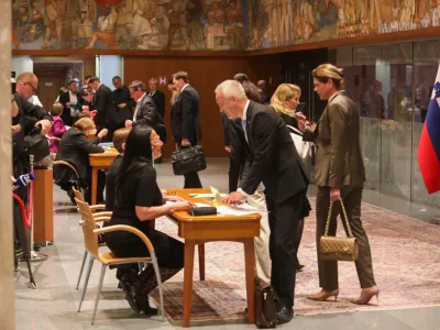 Dolge pavze in optimistične besede