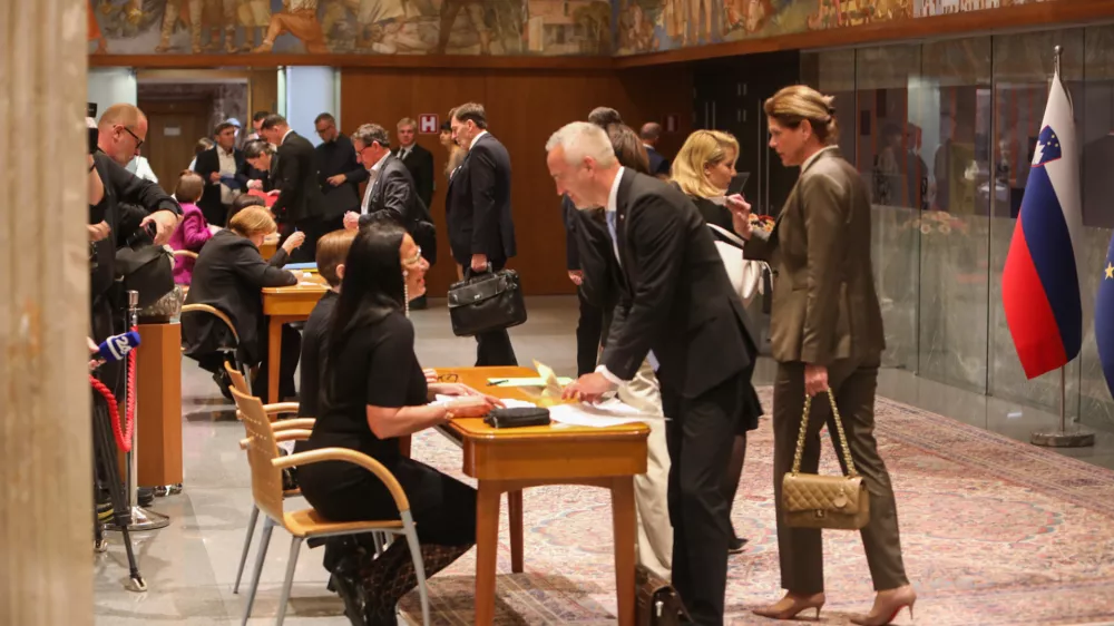 Dolge pavze in optimistične besede