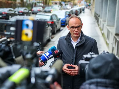 Ljubljana, vlada.Izjava za medije predsednika Demokratov Anzeta Logarja po seji sveta za nacionalno varnost, na kateri so razpravljali o kriznih razmerah v svetu in energetski varnosti ter tujih vplivih na volitve v Sloveniji.