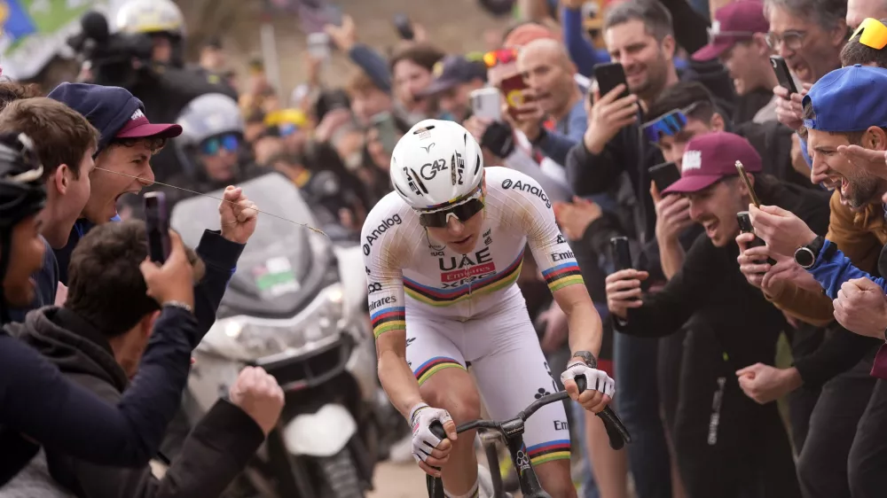 Tadej Pogacar of Team UAE Emirates pedals during the Strade Bianche (White Roads), a 203 km one day cycling race from and to Siena, Italy, Saturday March 7, 2026. (Fabio Ferrari/LaPresse via AP) / Foto: Fabio Ferrari