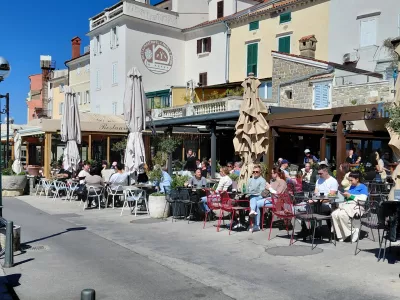 Po tem, ko se je v petek zjutraj burja na Obali umirila, so na plano pri&scaron;li tudi turisti. F Vesna Levičnik