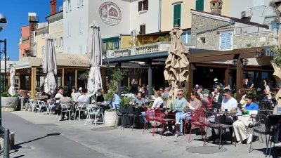Po tem, ko se je v petek zjutraj burja na Obali umirila, so na plano pri&scaron;li tudi turisti. F Vesna Levičnik