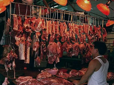 tržnica, izobe&scaron;eni kosi mesa, hrana