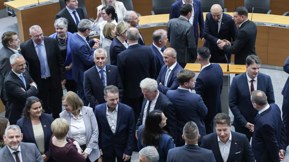 Janez Jan&scaron;a, Novi predsednik DZ Zoran Stevanović, Resnica- 10.04.2026 - ustanovna seja novega sklica DZ, ki jo je sklicala predsednica republike Nata&scaron;a Pirc Musar; seja se je začela z imenovanjem predsednika in podpredsednika mandatno-volilne komisije, sledila je prekinitev, pol ure po prekinitvi pa se je začela seja mandatno-volilne komisije DZ za pripravo druge točke dnevnega reda; v nadaljevanju seje DZ so potrjevali mandate poslancem in volili predsednika DZ//FOTO: Jaka Gasar