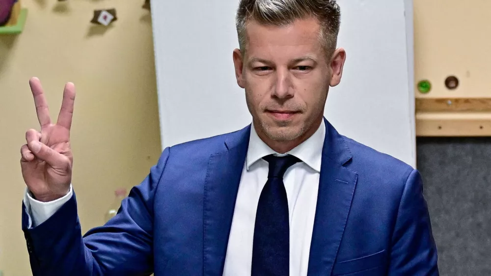 Peter Magyar, leader of the opposition Tisza party, gestures after casting his vote during the Hungarian parliamentary election in Budapest, Hungary, April 12, 2026. REUTERS/Marton Monus   TPX IMAGES OF THE DAY