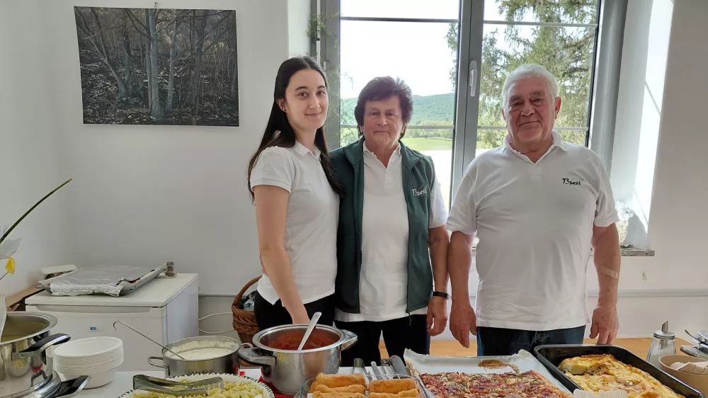 Družina Kro&scaron;elj, Slavko, Zvonka in vnukinja Sta&scaron;a so gostom ponudili izredno pester izbor jedi iz &scaron;pargljev. 