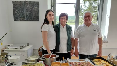 Družina Kro&scaron;elj, Slavko, Zvonka in vnukinja Sta&scaron;a so gostom ponudili izredno pester izbor jedi iz &scaron;pargljev. 