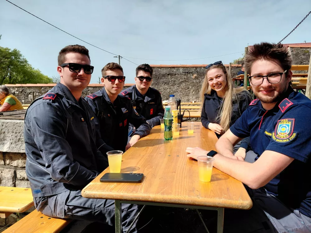 Kraljica terana, Ana Sodnik, tokrat v vlogi prostovoljne gasilke in v družbi kolegov iz PGD Komen. 