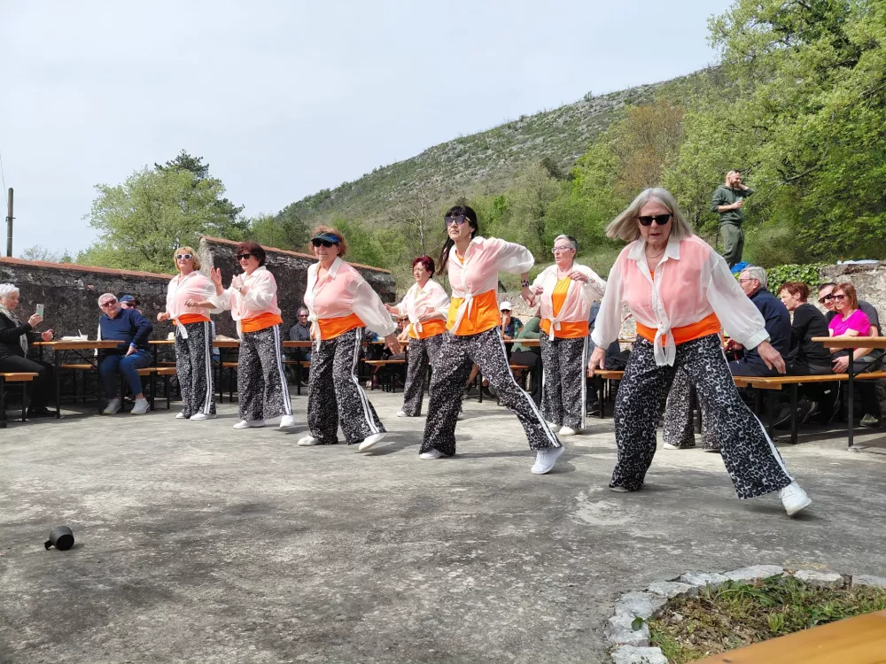 Legendarne in z energijo nabite plesalke Be funky. 