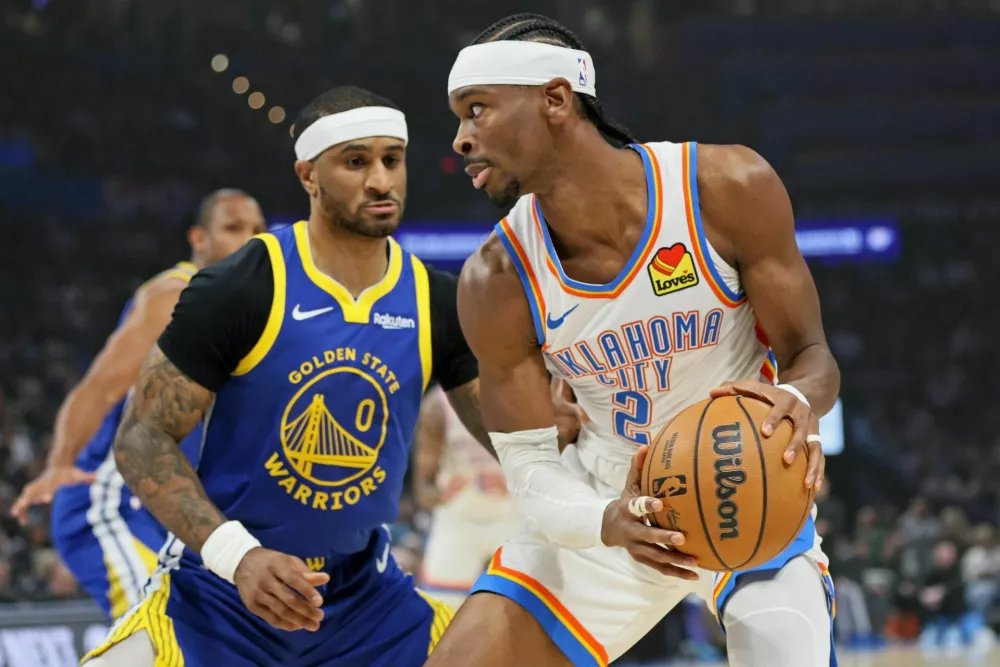 Oklahoma City Thunder guard Shai Gilgeous-Alexander (2) looks for an outlet against Golden State Warriors guard Gary Payton II (0) during the first half of an NBA basketball game Saturday, March 7, 2026, in Oklahoma City. (AP Photo/Nate Billings) / Foto: Nate Billings