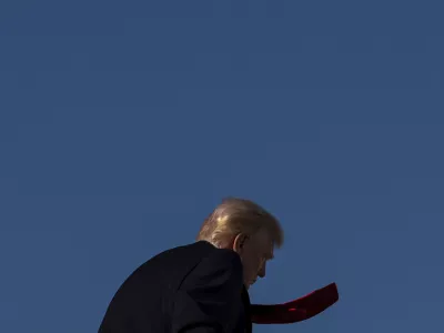 President Donald Trump boards Air Force One at Miami International Airport, Sunday, April 12, 2026, in Miami. (AP Photo/Julia Demaree Nikhinson) / Foto: Julia Demaree Nikhinson