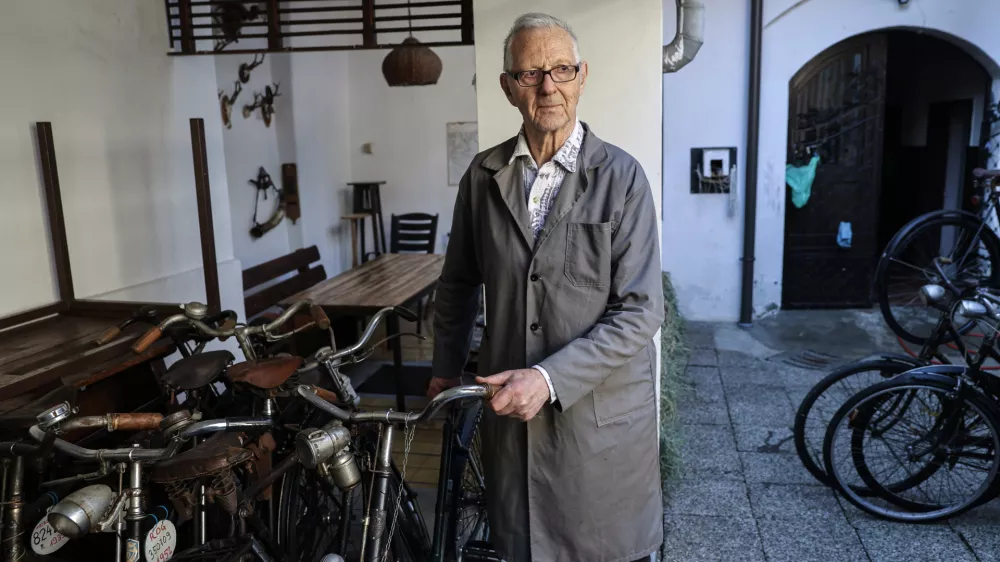 - 11.04.2026 - Jožef Baronik - obnavlja stara kolesa//FOTO: Jaka Gasar