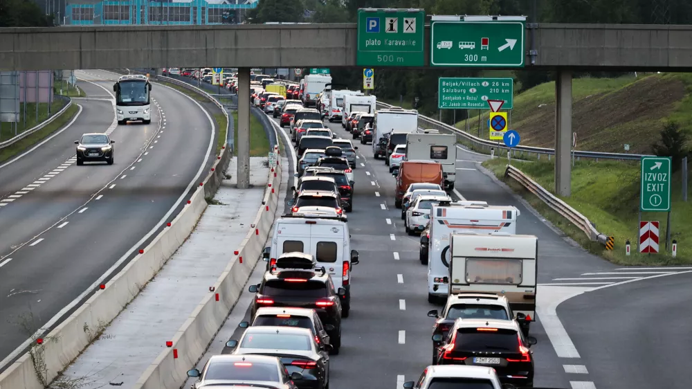 Jesenice, predor Karavanke.Zastoj na avtocesti pred predorom Karavanke v smeri proti Avstriji.