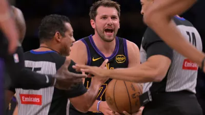 Mar 31, 2026; Los Angeles, California, USA; Los Angeles Lakers guard Luka Doncic (77) argues a foul call in the first half against the Cleveland Cavaliers at Crypto.com Arena. Mandatory Credit: Jayne Kamin-Oncea-Imagn Images / Foto: Jayne Kamin-oncea