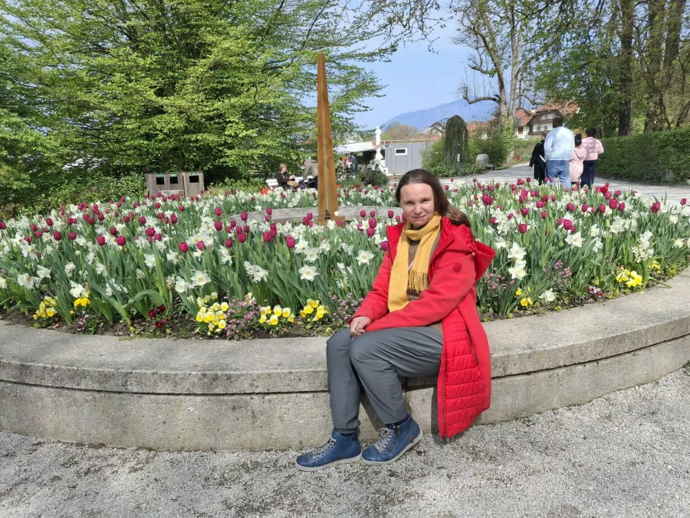 Ana Hribar Podkraj&scaron;ek, doktorska &scaron;tudentka socialne gerontologije opaža, da ljudje v naravo pogosto pridejo obremenjeni z vsakdanjimi skrbmi in mislimi in z določenimi tehnikami, kot je na primer tudi gozdna terapija, jim pomaga, da se misli umirijo. / Foto: Meta Černoga