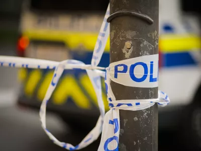 Ljubljana.Policijski trak, s katerim je zavarovano prizorisce zlocina.