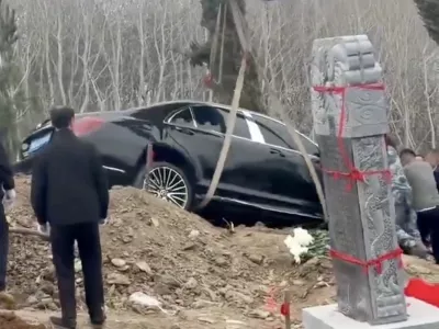 Posnetek pogreba, ki se je pojavil na družbenih omrežjih, je hitro postal viralen. Foto: zajem zaslona X