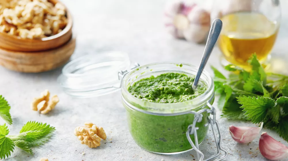 Vegetarian nettle, garlic and walnut pesto. Close up of jar of homemade nettle pesto with walnuts and garlic. / Foto: Gojak Getty Images/istockphoto