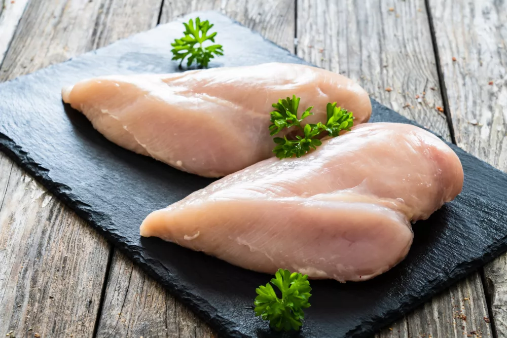 Preden meso pripravimo do konca, ga potopimo v slano vodo. / Foto: Istock