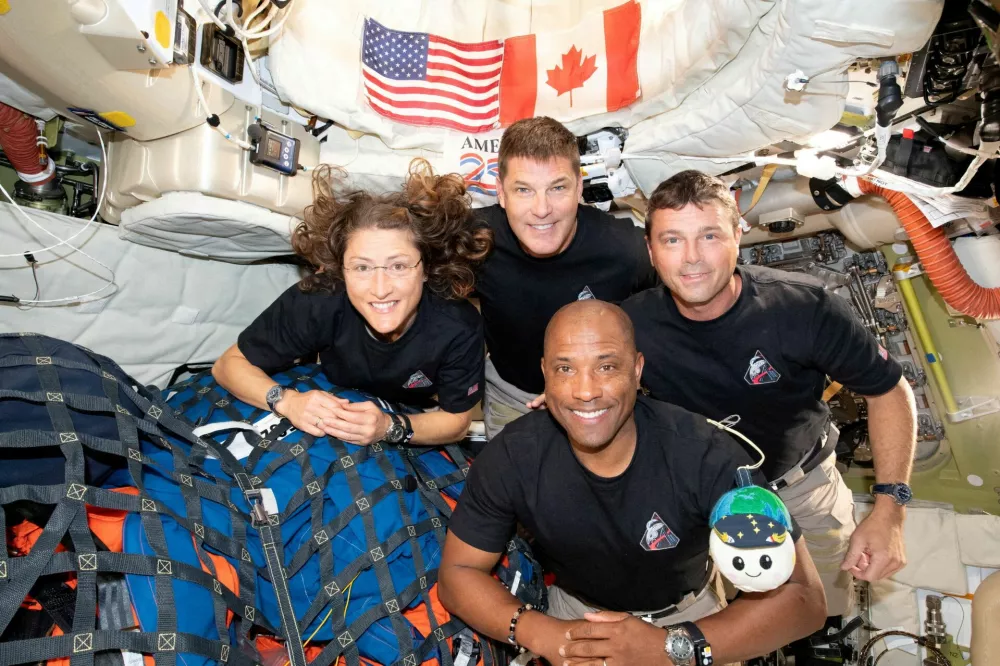 FILE PHOTO: The NASA Artemis II crew, Mission Specialist Christina Koch, Mission Specialist Jeremy Hansen, Commander Reid Wiseman, and Pilot Victor Glover, pose for a group photo inside the Orion spacecraft on their way home following a flyby of the far side of the Moon on April 6, 2026. NASA/Handout via REUTERS THIS IMAGE HAS BEEN SUPPLIED BY A THIRD PARTY. REFILE - CORRECTING DATE FROM "APRIL 6" TO "APRIL 7".  TPX IMAGES OF THE DAY/File Photo / Foto: Nasa