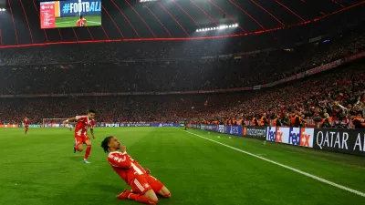 Soccer Football - UEFA Champions League - Quarter Final - Second Leg - Bayern Munich v Real Madrid - Allianz Arena, Munich, Germany - April 15, 2026 Bayern Munich's Michael Olise celebrates scoring their fourth goal with Luis Diaz REUTERS/Kai Pfaffenbach   TPX IMAGES OF THE DAY