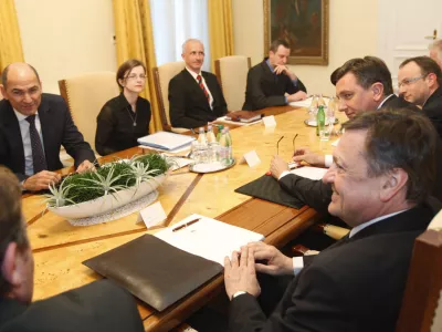 predsednik vlade Janez Jan&scaron;a (SDS), Zoran Jankovič(Pozitivna Slovenija) in Borut Pahor (SD)- sestanek predsednika vlade Janeza Jan&scaron;e s predsedniki parlamentarnih strank o zlatem pravilu - spregovorili o fiskalnem pravilu, s katerim se bo omejilo zadolževanje države; (zlato pravilo)    //FOTO: Luka Cjuha