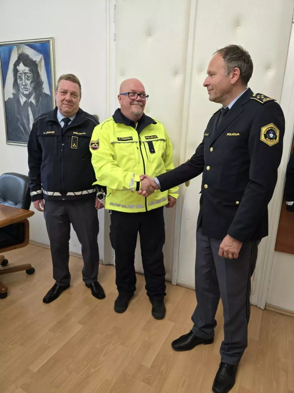 Kodeljevo, policist Alan Podržaj re&scaron;il žensko s tirov pred vlakom. Foto: PU Ljubljana