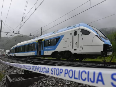 - 11.05.2023 - Iztirjen vlak v Kresnicah s 50 potniki. //FOTO: Nik Erik Neubauer