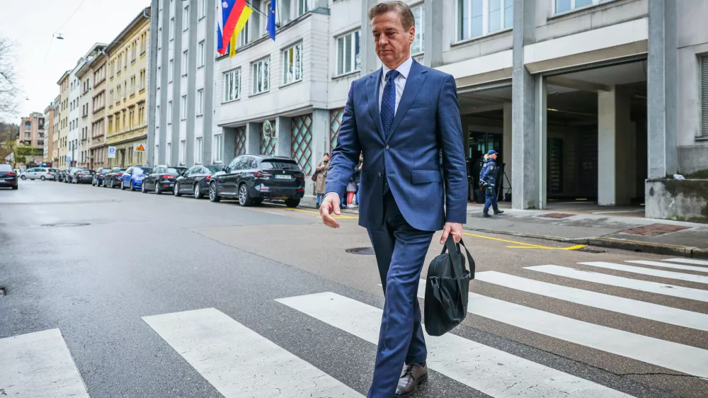 Ljubljana, vlada.Predsednik vlade Robert Golob ob odhodu s seje sveta za nacionalno varnost, na kateri so razpravljali o kriznih razmerah v svetu in energetski varnosti ter tujih vplivih na volitve v Sloveniji.