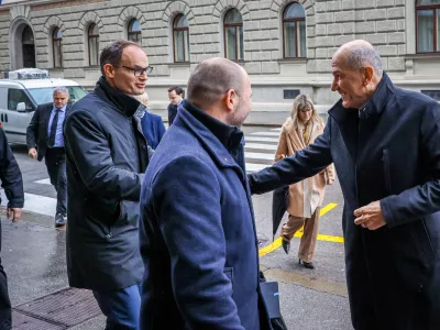 Ljubljana, vlada.Seja sveta za nacionalno varnost, ki jo je sklical predsednik vlade Robert Golob, na njej pa so razpravljali o kriznih razmerah v svetu in energetski varnosti ter tujih vplivih na volitve v Sloveniji.Predsednik Demokratov Anze Logar, predsednik NSi Jernej Vrtovec in predsednik SDS Janez Jansa ob prihodu na sejo.