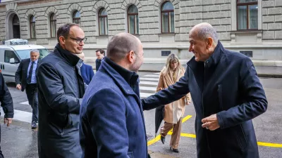 Ljubljana, vlada.Seja sveta za nacionalno varnost, ki jo je sklical predsednik vlade Robert Golob, na njej pa so razpravljali o kriznih razmerah v svetu in energetski varnosti ter tujih vplivih na volitve v Sloveniji.Predsednik Demokratov Anze Logar, predsednik NSi Jernej Vrtovec in predsednik SDS Janez Jansa ob prihodu na sejo.