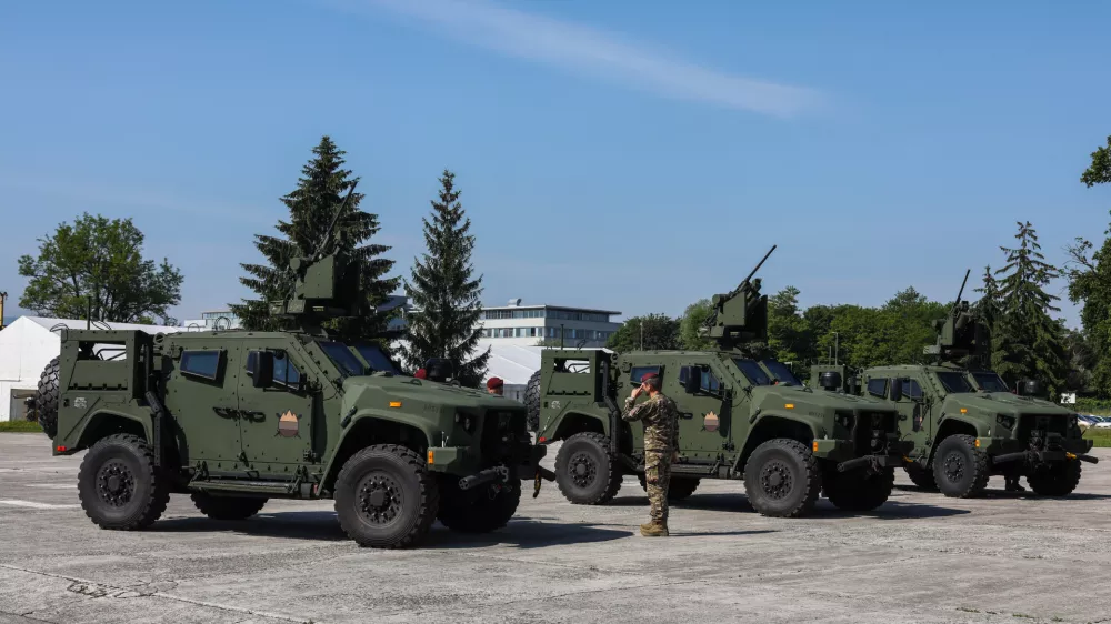 - lahko oklepno vozilo SV LKOV 4x4, proizvajalca Oshkosh Defense.- 05.06.2021 - Voja&scaron;nica Edvarda Peperka v Ljubljani - Slovenska vojska (SV) - predstavitev novih 38 lahkih kolesno oklepnih vozil LKOV 4x4 z integrirano oborožitveno postajo M153 Kongsberg. //FOTO: Bojan Velikonja