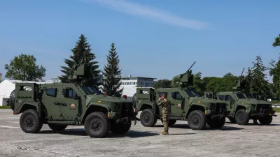 - lahko oklepno vozilo SV LKOV 4x4, proizvajalca Oshkosh Defense.- 05.06.2021 - Voja&scaron;nica Edvarda Peperka v Ljubljani - Slovenska vojska (SV) - predstavitev novih 38 lahkih kolesno oklepnih vozil LKOV 4x4 z integrirano oborožitveno postajo M153 Kongsberg. //FOTO: Bojan Velikonja