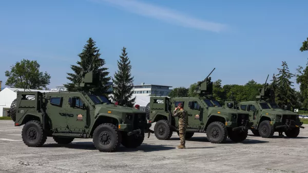 - lahko oklepno vozilo SV LKOV 4x4, proizvajalca Oshkosh Defense.- 05.06.2021 - Voja&scaron;nica Edvarda Peperka v Ljubljani - Slovenska vojska (SV) - predstavitev novih 38 lahkih kolesno oklepnih vozil LKOV 4x4 z integrirano oborožitveno postajo M153 Kongsberg. //FOTO: Bojan Velikonja