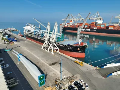 Koper.Elise vetrnih elektrarn v Luki Koper, ki jih bodo zvecer prepeljali v Avstrijo.Projekt Windpark Lavamund nedalec od Kosenjaka bo sestavljalo sedem vetrnih elektrarn skupne nazivne moci 39,9 megavatov.Foto: Luka Koper