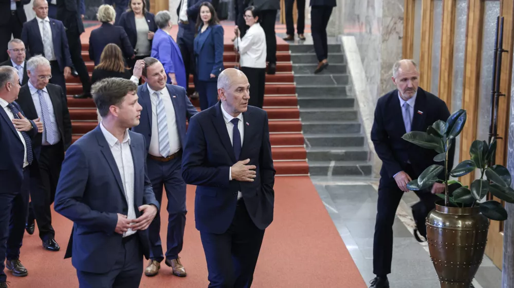 Janez Jan&scaron;a- 10.04.2026 - ustanovna seja novega sklica DZ, ki jo je sklicala predsednica republike Nata&scaron;a Pirc Musar; seja se je začela z imenovanjem predsednika in podpredsednika mandatno-volilne komisije, sledila je prekinitev, pol ure po prekinitvi pa se je začela seja mandatno-volilne komisije DZ za pripravo druge točke dnevnega reda; v nadaljevanju seje DZ so potrjevali mandate poslancem in volili predsednika DZ//FOTO: Jaka Gasar