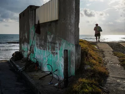 A fisherman stands on the shore after suspending fishing trips because of an oil spill in the Gulf of Mexico that authorities said originated from an unidentified vessel and two natural oil seeps, in Salinas, Mexico, Thursday, March 26, 2026. (AP Photo/Felix Marquez) / Foto: Felix Marquez