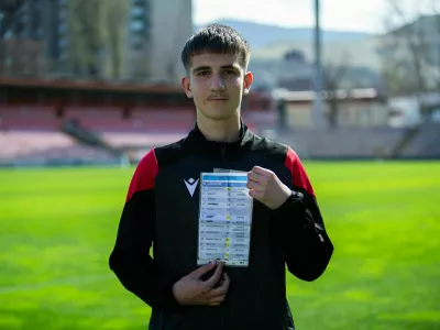 ZENICA, BOSNIA AND HERZEGOVINA - APRIL 7: Afan Cizmic, a 14-year-old ball boy and youth player of NK Celik who gained global attention after taking a note from Italy goalkeeper Gianluigi Donnarumma listing Bosnian penalty takers during a World Cup playoff match, poses on the pitch at Bilino Polje Stadium in Zenica, Bosnia and Herzegovina, on April 7, 2026. Denis Zuberi / AnadoluNo Use USA No use UK No use Canada No use France No use Japan No use Italy No use Australia No use Spain No use Belgium No use Korea No use South Africa No use Hong Kong No use New Zealand No use Turkey / Foto: Denis Zuberi