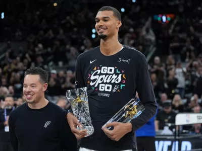 San Antonio Spurs forward Victor Wembanyama, right, stand with head coach Mitch Johnson after receiving his NBA Defensive Player of the Year trophy before Game 2 of a first-round NBA playoffs basketball series in San Antonio, Tuesday, April 21, 2026. (AP Photo/Eric Gay) / Foto: Eric Gay